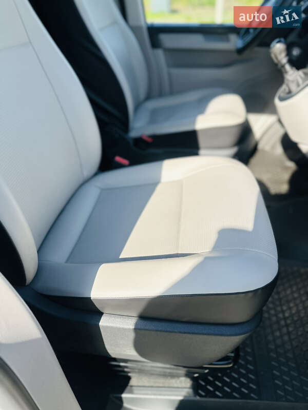 Вантажний фургон Volkswagen Transporter 2017 в Рівному