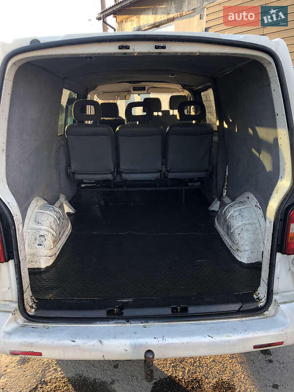 Вантажний фургон Volkswagen Transporter 2003 в Жовкві