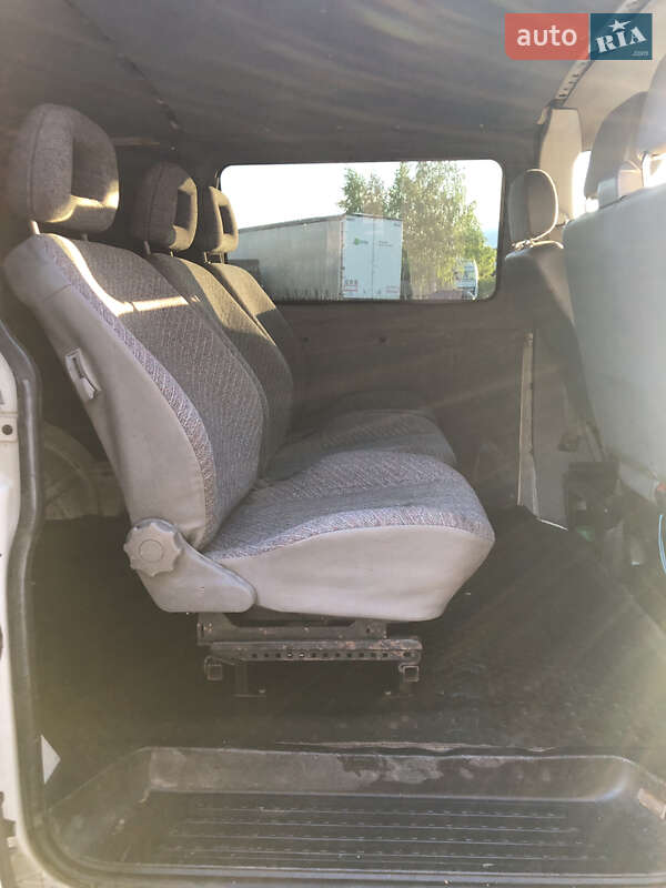 Вантажний фургон Volkswagen Transporter 2003 в Жовкві