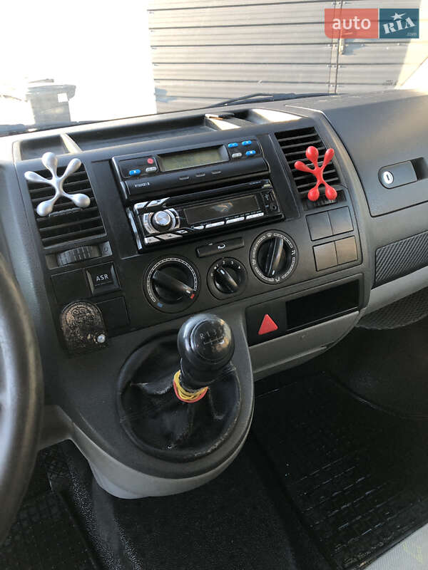 Вантажний фургон Volkswagen Transporter 2003 в Жовкві