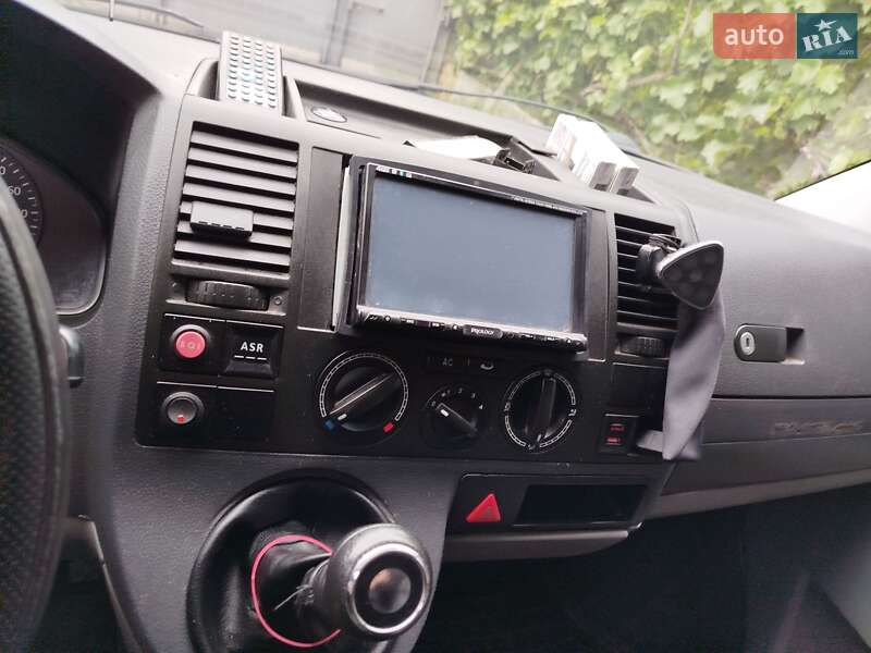 Грузовой фургон Volkswagen Transporter 2003 в Полтаве