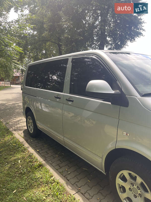 Минивэн Volkswagen Transporter 2011 в Сваляве