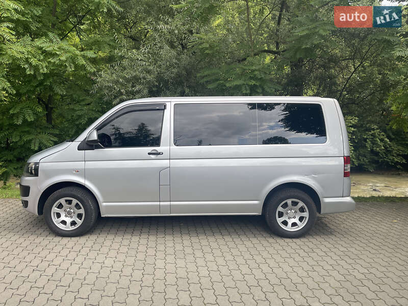 Минивэн Volkswagen Transporter 2011 в Сваляве