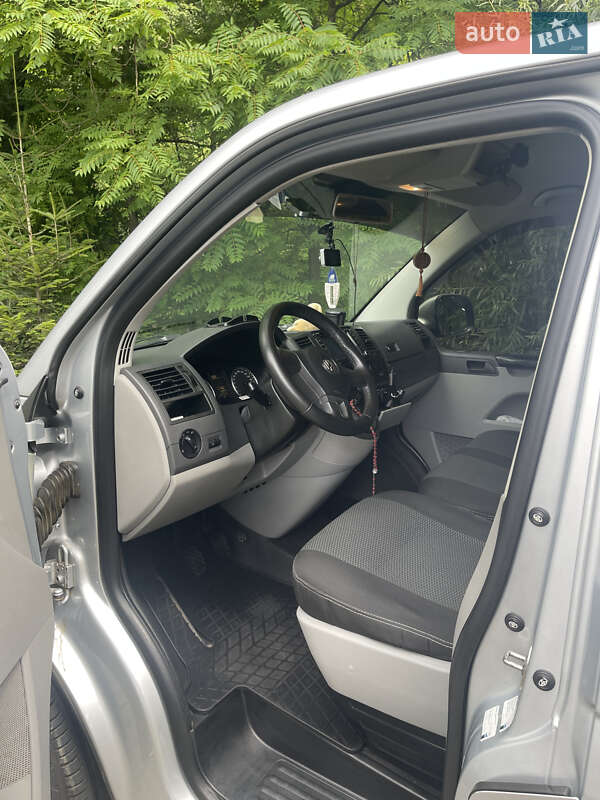 Минивэн Volkswagen Transporter 2011 в Сваляве