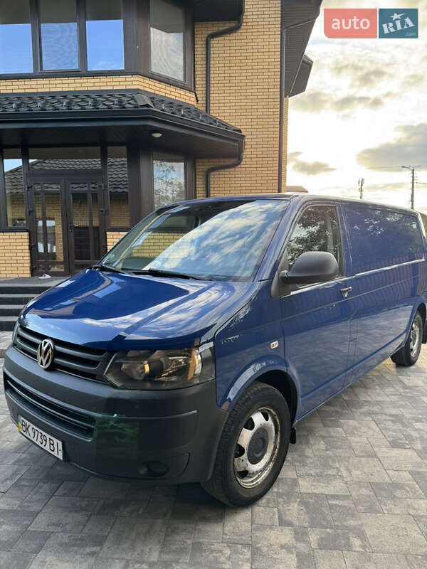 Грузовой фургон Volkswagen Transporter 2013 в Ровно