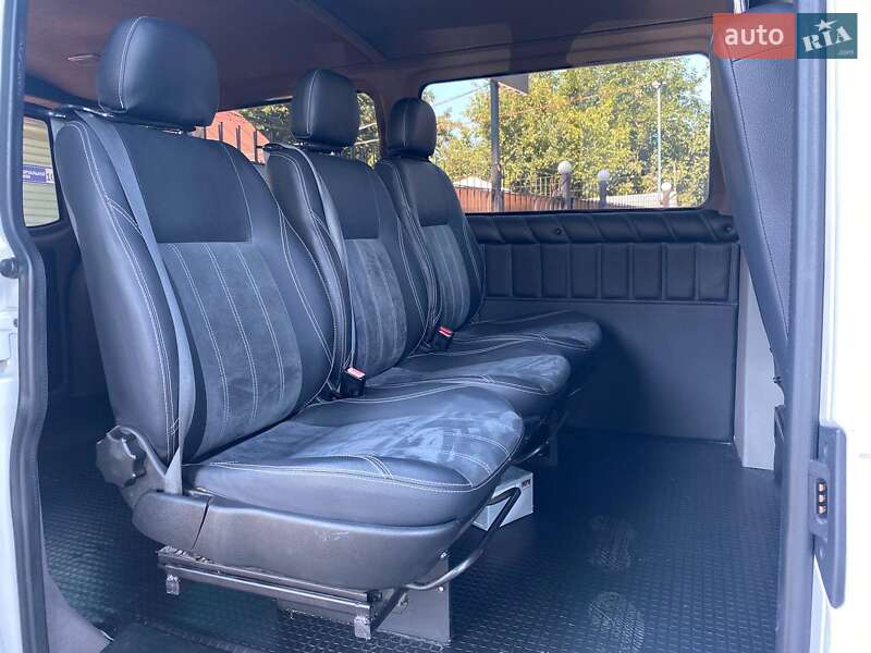 Грузопассажирский фургон Volkswagen Transporter 2013 в Киеве