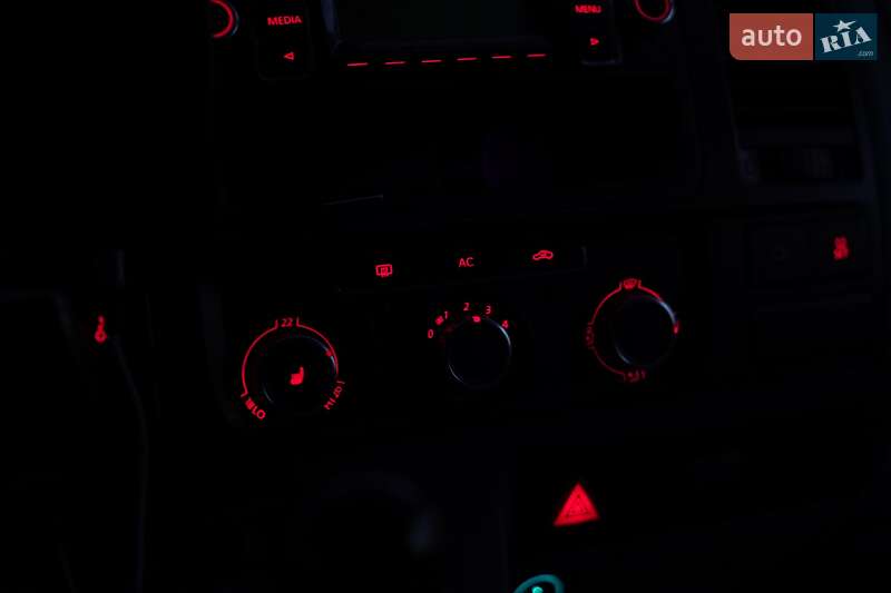 Грузовой фургон Volkswagen Transporter 2010 в Киеве