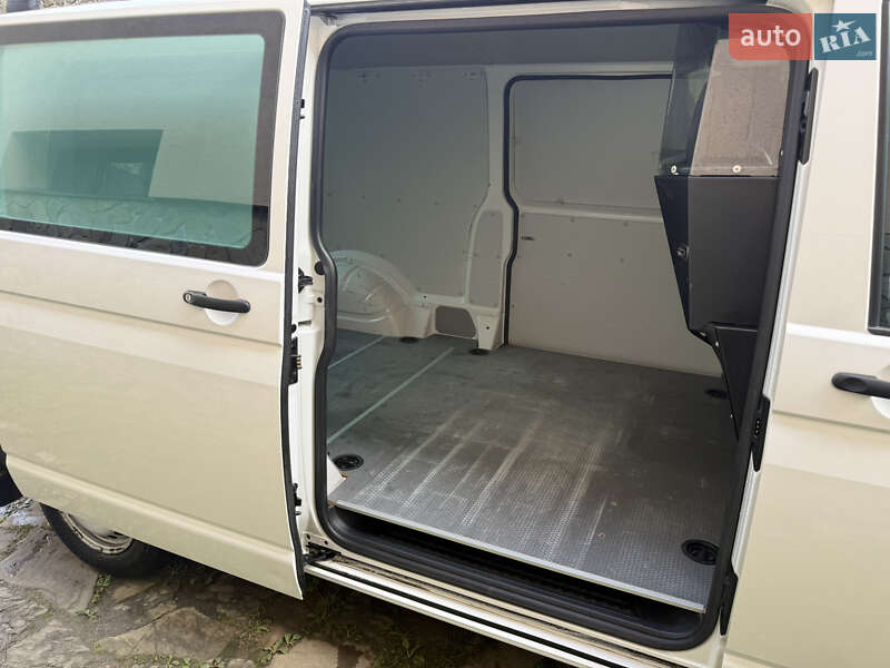 Грузовой фургон Volkswagen Transporter 2015 в Тячеве