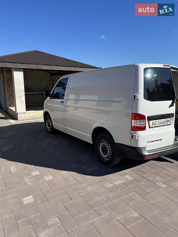 Вантажний фургон Volkswagen Transporter 2015 в  фото Вантажний фургон Volkswagen Transporter 2015 в