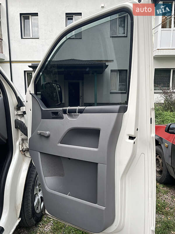 Минивэн Volkswagen Transporter 2007 в Буче