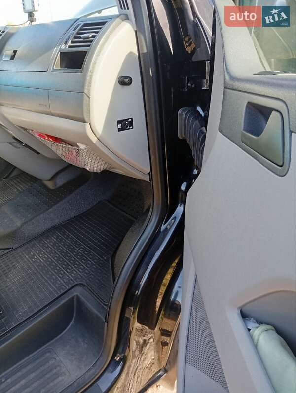 Минивэн Volkswagen Transporter 2010 в Нововолынске