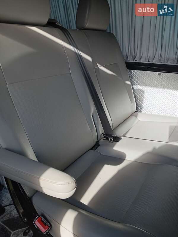 Минивэн Volkswagen Transporter 2010 в Нововолынске