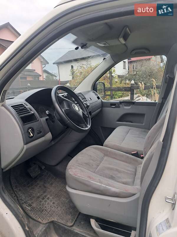 Вантажний фургон Volkswagen Transporter 2006 в Львові
