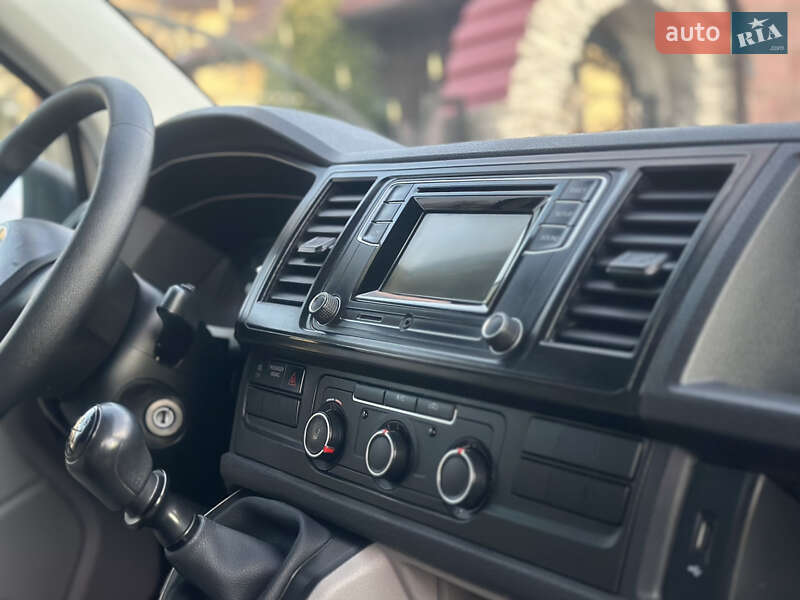 Вантажний фургон Volkswagen Transporter 2016 в Дубні