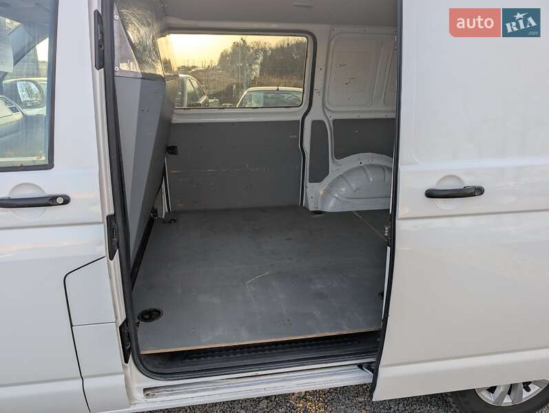 Грузовой фургон Volkswagen Transporter 2012 в Ровно