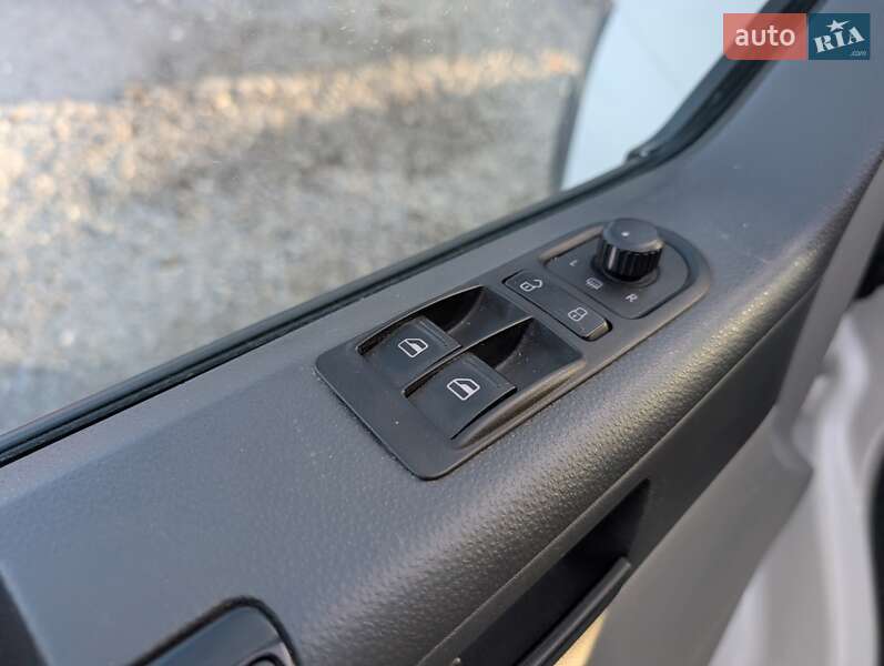 Грузовой фургон Volkswagen Transporter 2012 в Ровно