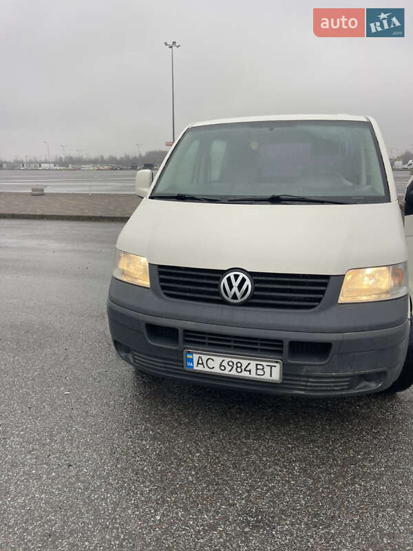 Вантажний фургон Volkswagen Transporter 2006 в Львові