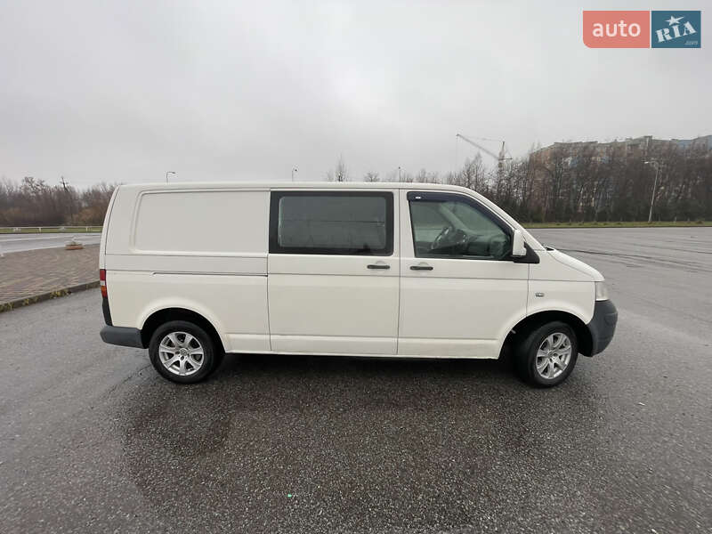 Вантажний фургон Volkswagen Transporter 2006 в Львові