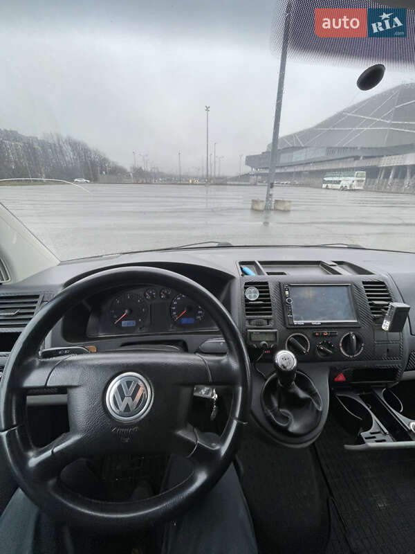 Вантажний фургон Volkswagen Transporter 2006 в Львові