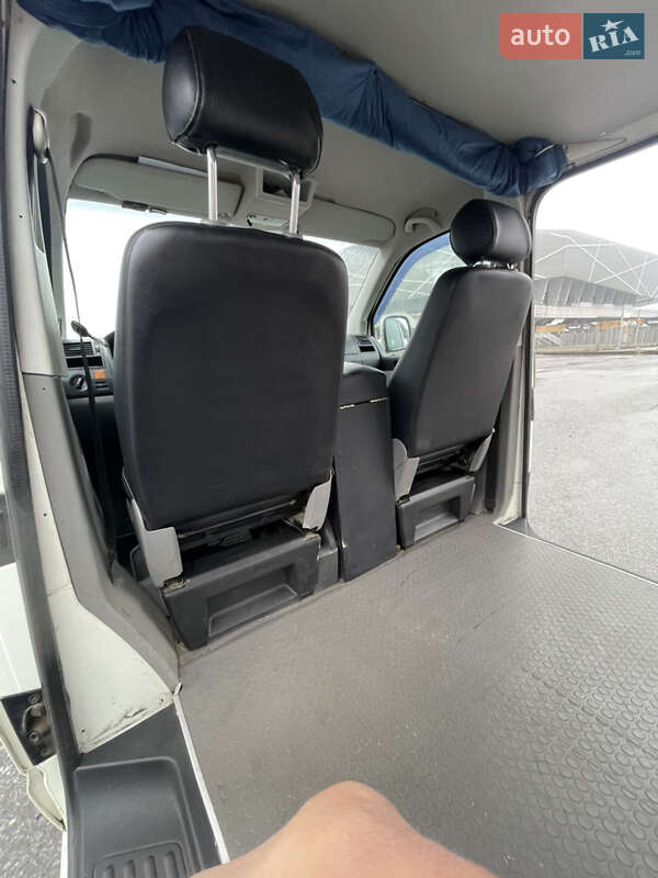 Вантажний фургон Volkswagen Transporter 2006 в Львові