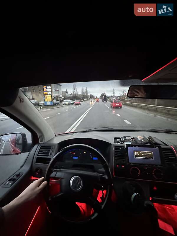 Вантажний фургон Volkswagen Transporter 2006 в Бучі