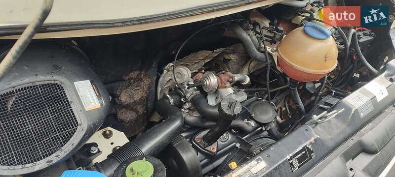 Минивэн Volkswagen Transporter 2000 в Косове