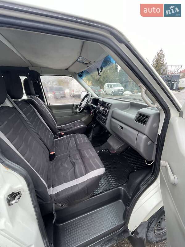 Грузопассажирский фургон Volkswagen Transporter 2000 в Ровно