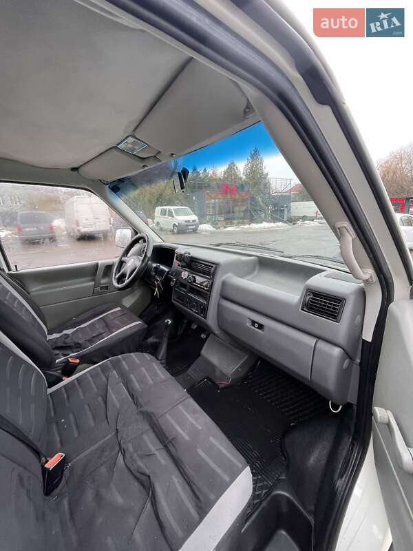 Грузопассажирский фургон Volkswagen Transporter 2000 в Ровно