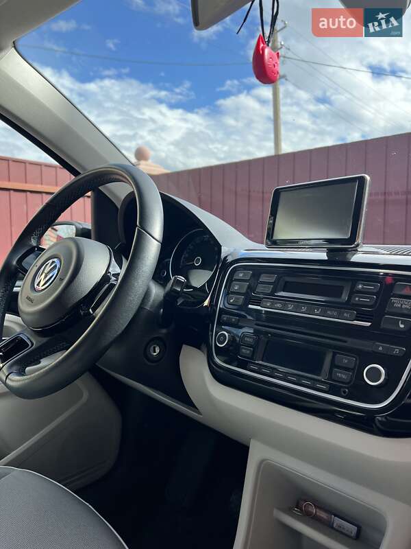 Хэтчбек Volkswagen Up 2013 в Ивано-Франковске