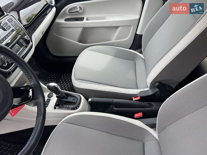 Хэтчбек Volkswagen Up 2016 в Ровно
