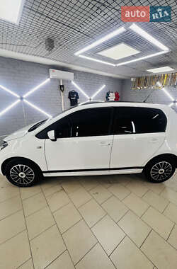 Хэтчбек Volkswagen Up 2012 в 
