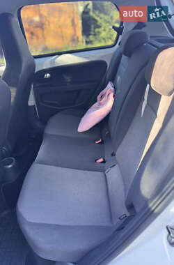 Хэтчбек Volkswagen Up 2012 в 