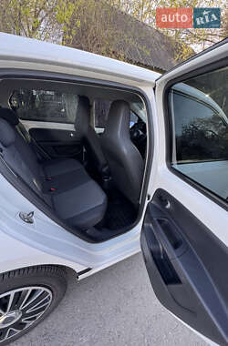 Хэтчбек Volkswagen Up 2012 в 