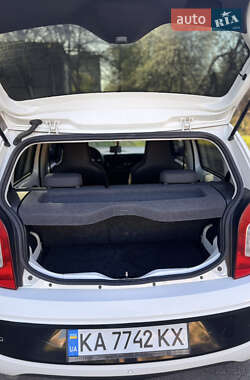 Хэтчбек Volkswagen Up 2012 в 