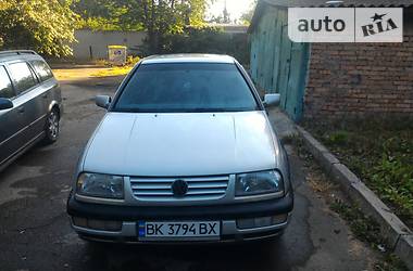 Седан Volkswagen Vento 1995 в Ровно