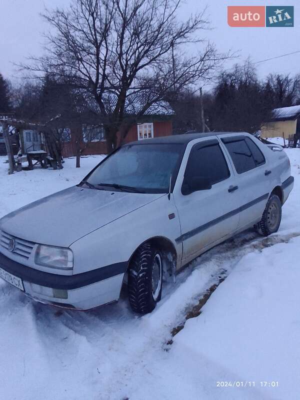 Седан Volkswagen Vento 1995 в Черновцах