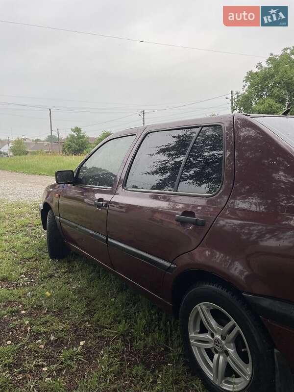 Седан Volkswagen Vento 1994 в Чернівцях