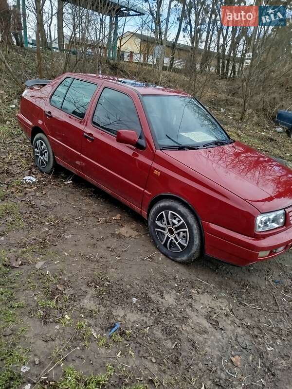 Седан Volkswagen Vento 1996 в Черновцах