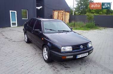Седан Volkswagen Vento 1993 в Чернівцях