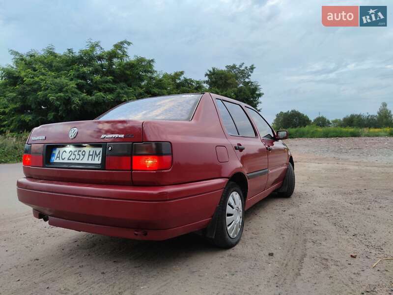 Седан Volkswagen Vento 1996 в Нововолынске