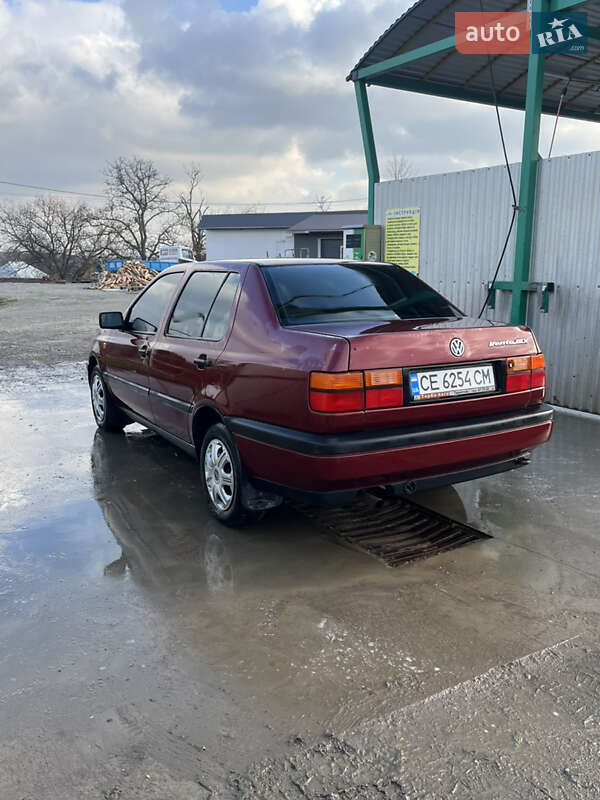 Седан Volkswagen Vento 1995 в Черновцах