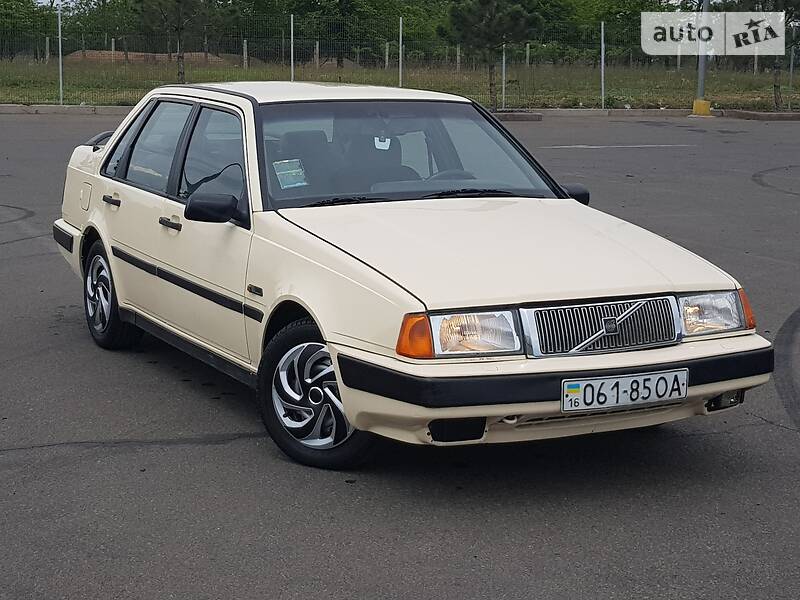 Седан Volvo 460 1992 в 