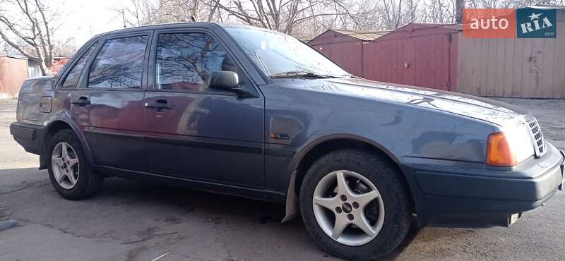 Седан Volvo 460 1992 в Кривом Роге
