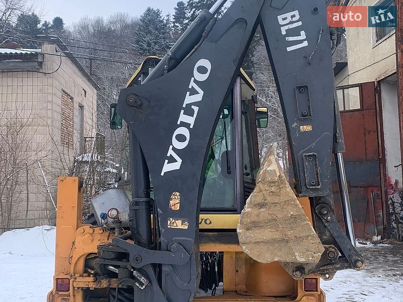 Экскаватор погрузчик Volvo BL 71 2004 в Ивано-Франковске