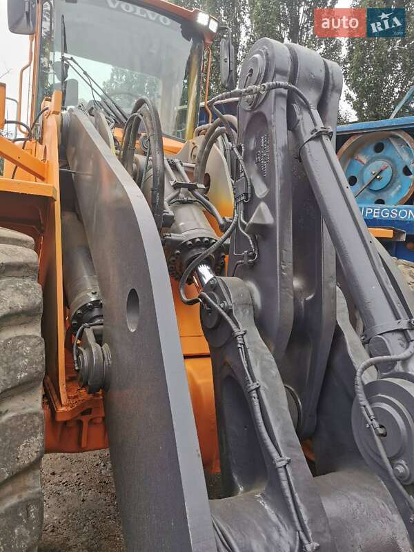 Фронтальный погрузчик Volvo L 180 2008 в Киеве