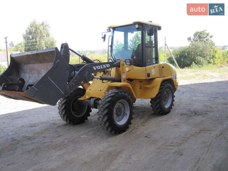 Фронтальный погрузчик Volvo L30B 2002 в 
