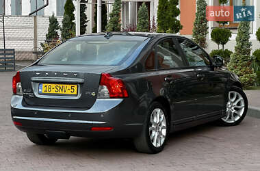 Седан Volvo S40 2011 в  фото 50 Седан Volvo S40 2011 в