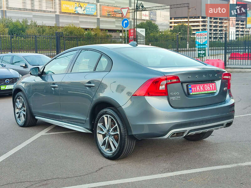 Седан Volvo S60 Cross Country 2018 в Киеве