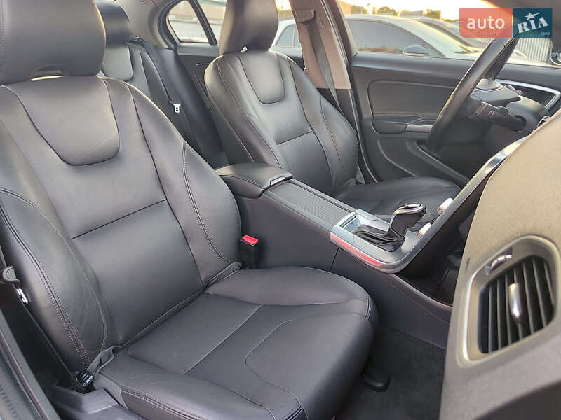 Седан Volvo S60 Cross Country 2018 в Киеве