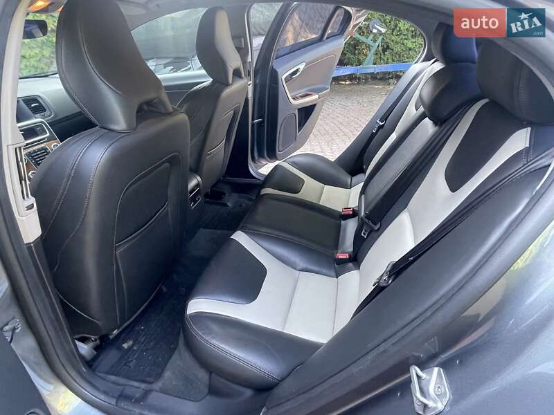 Седан Volvo S60 Cross Country 2016 в Киеве